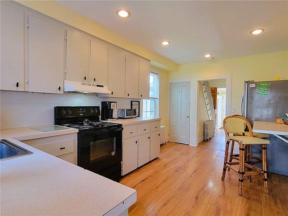 5th image of 676 Thames St