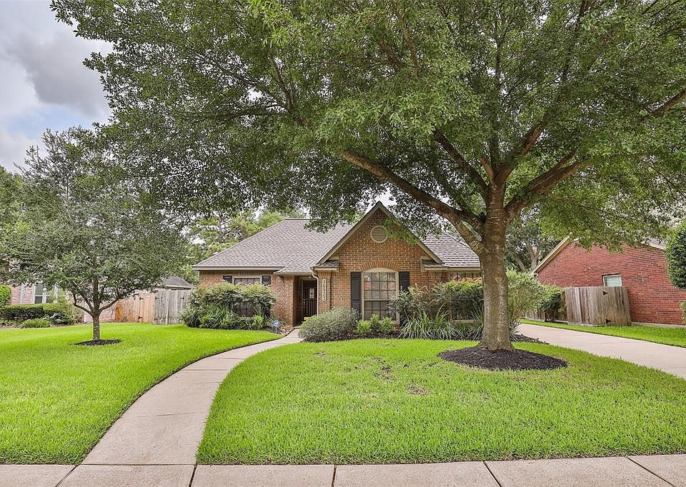 Welcome home! This classic Village Builders one-story is located in the heart of the master-planned community of Copperfield in Northwest Houston.