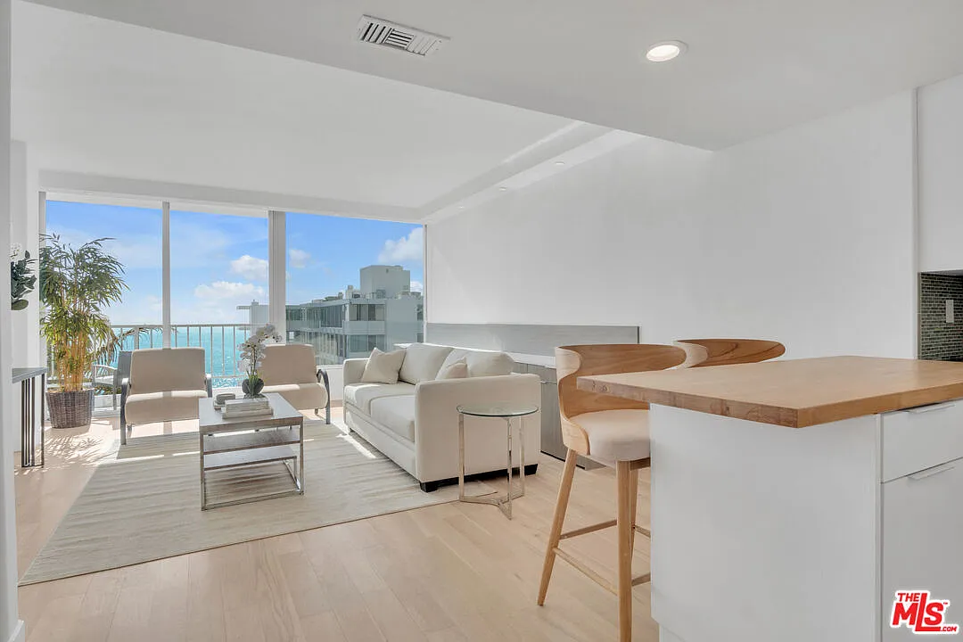 1 bed, 1.0 bath, 697 sqft, $2,950 — Photo 1