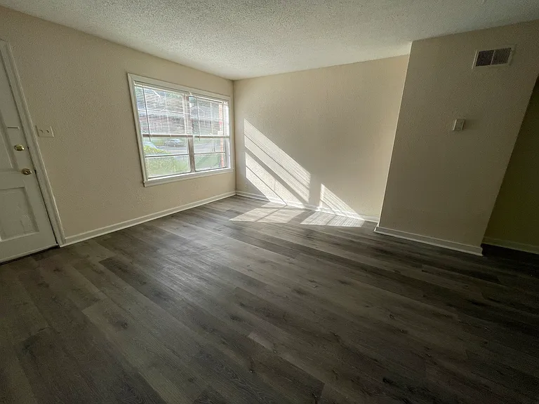1623 Valley Ave — Photo 2