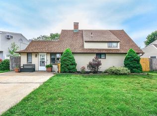 7 Quiet Ln, Levittown, NY 11756