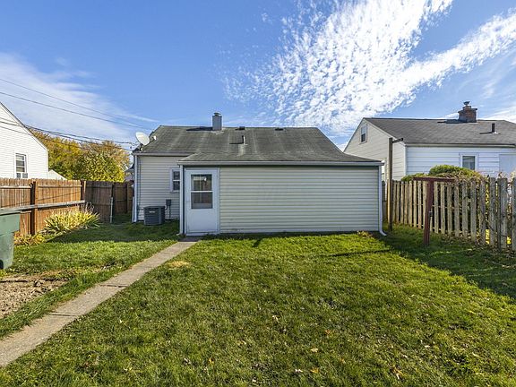 2nd image of 2673 Azelda St