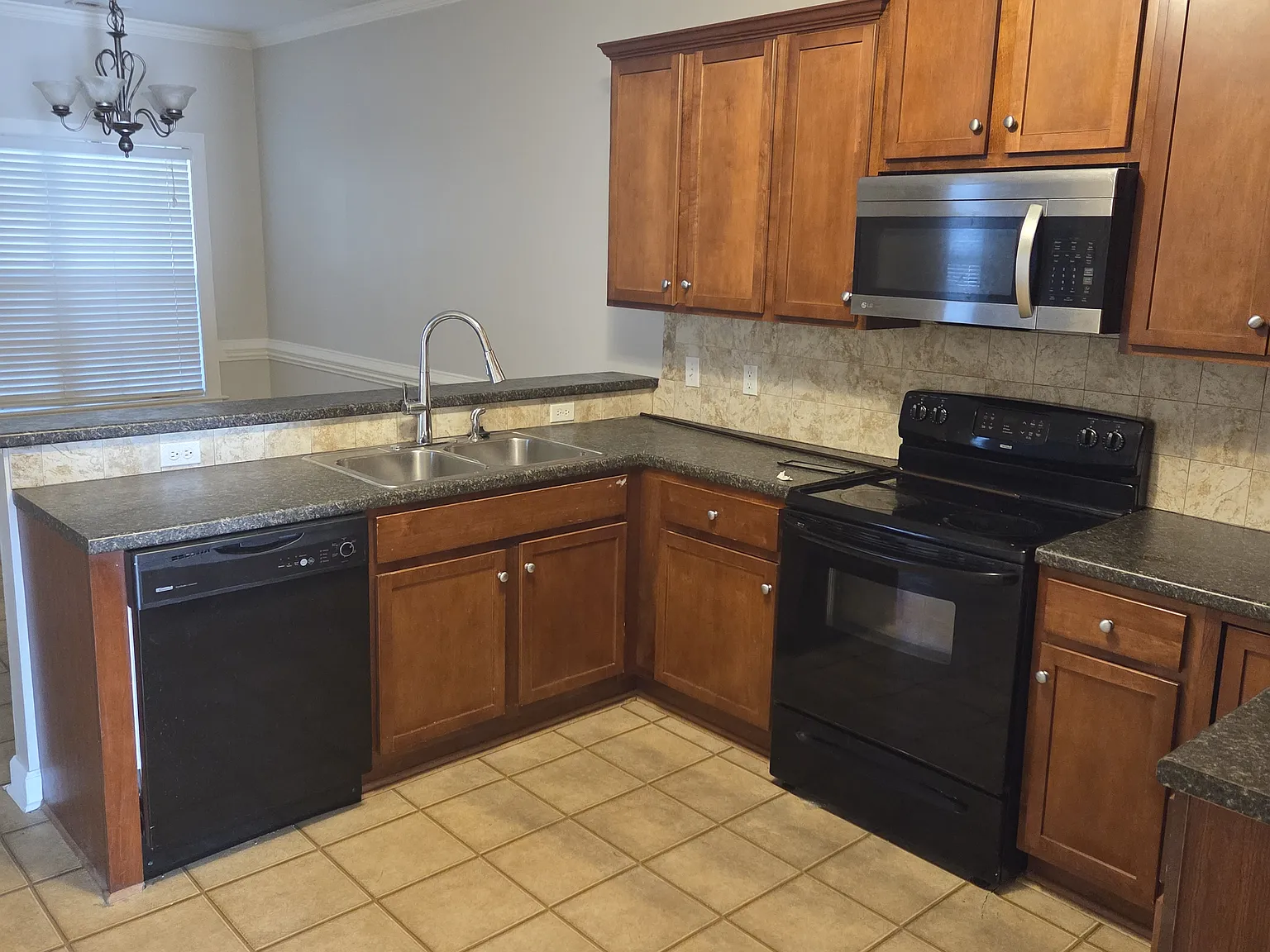 3 bed, 1462 sqft, $1,650 — Photo 4