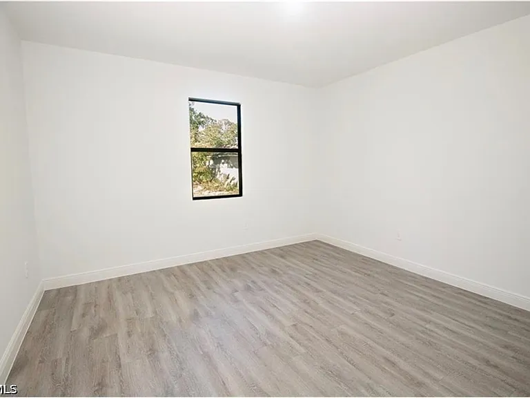 1150 Darling St E — Photo 14
