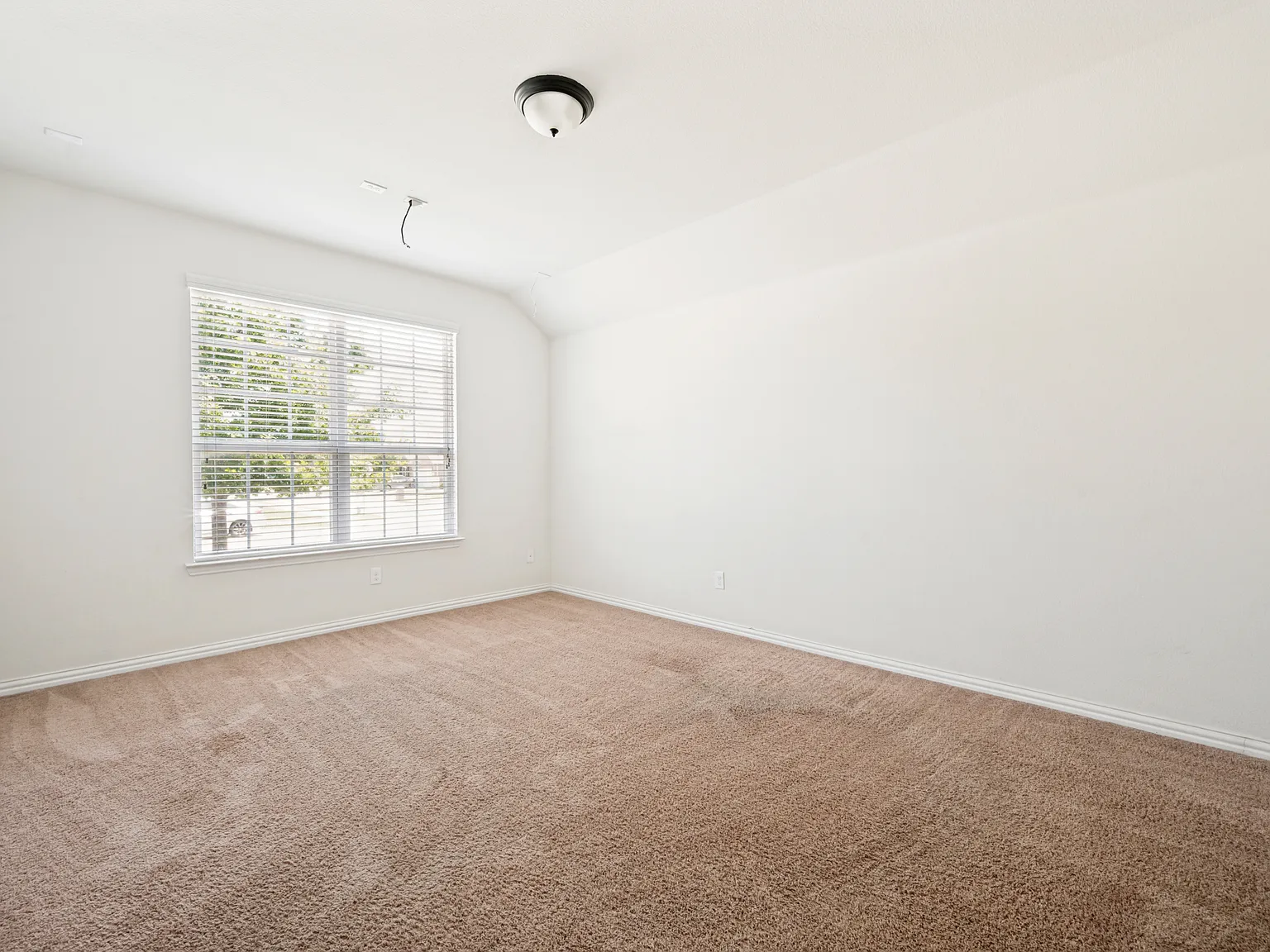 3 bed, 2245 sqft, $2,600 — Photo 4
