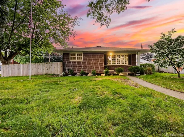 24620 Wood St, Saint Clair Shores, MI 48080