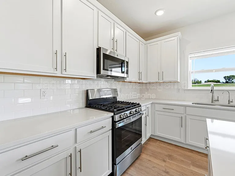 9424 Snow Valley Dr SE — Photo 2