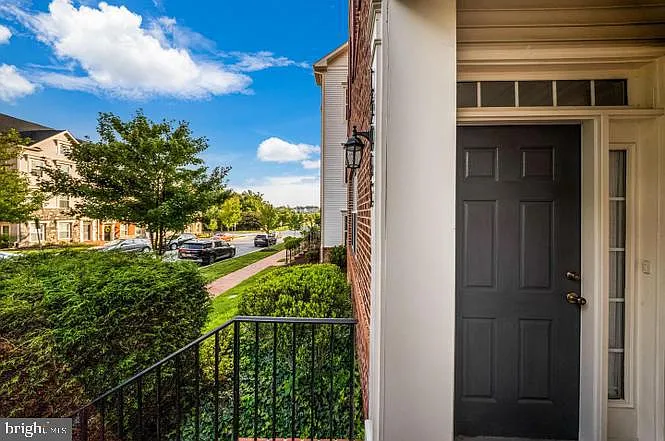 3 bed, 2.5 bath, 1824 sqft, $3,100 — Photo 3