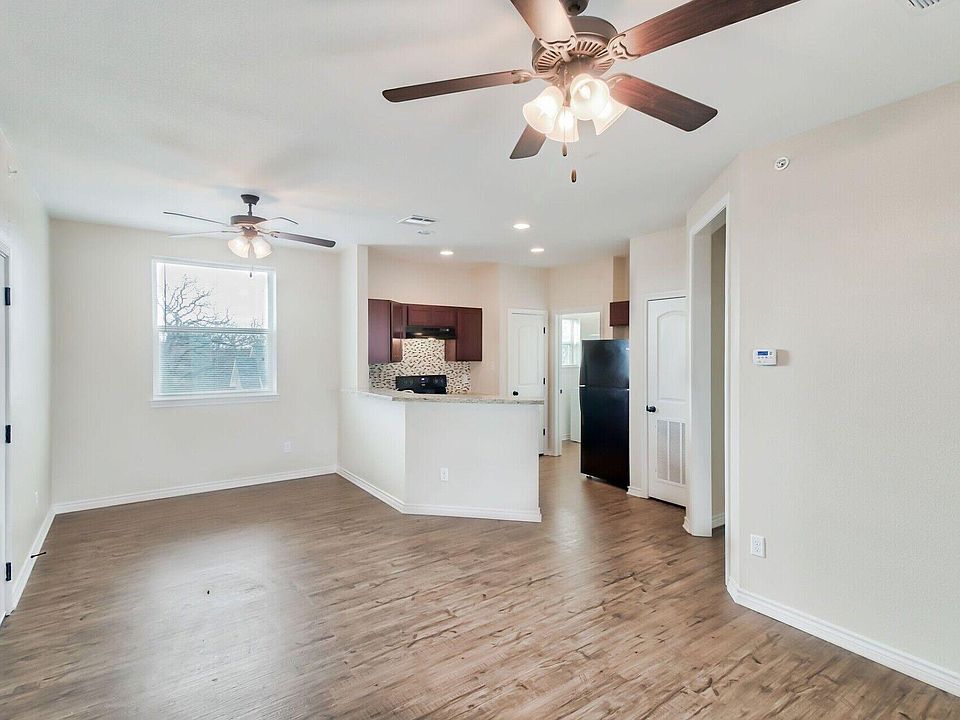 Falcon Point Condos - 1915 Dartmouth St College Station TX | Zillow