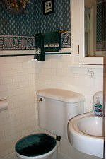 Main floor 1/2 bath