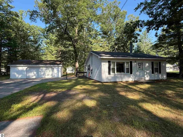 4711 Zella Dr, Hale, MI 48739