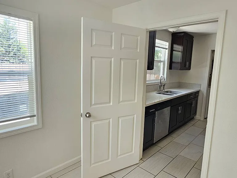843 N El Molino Ave — Photo 8