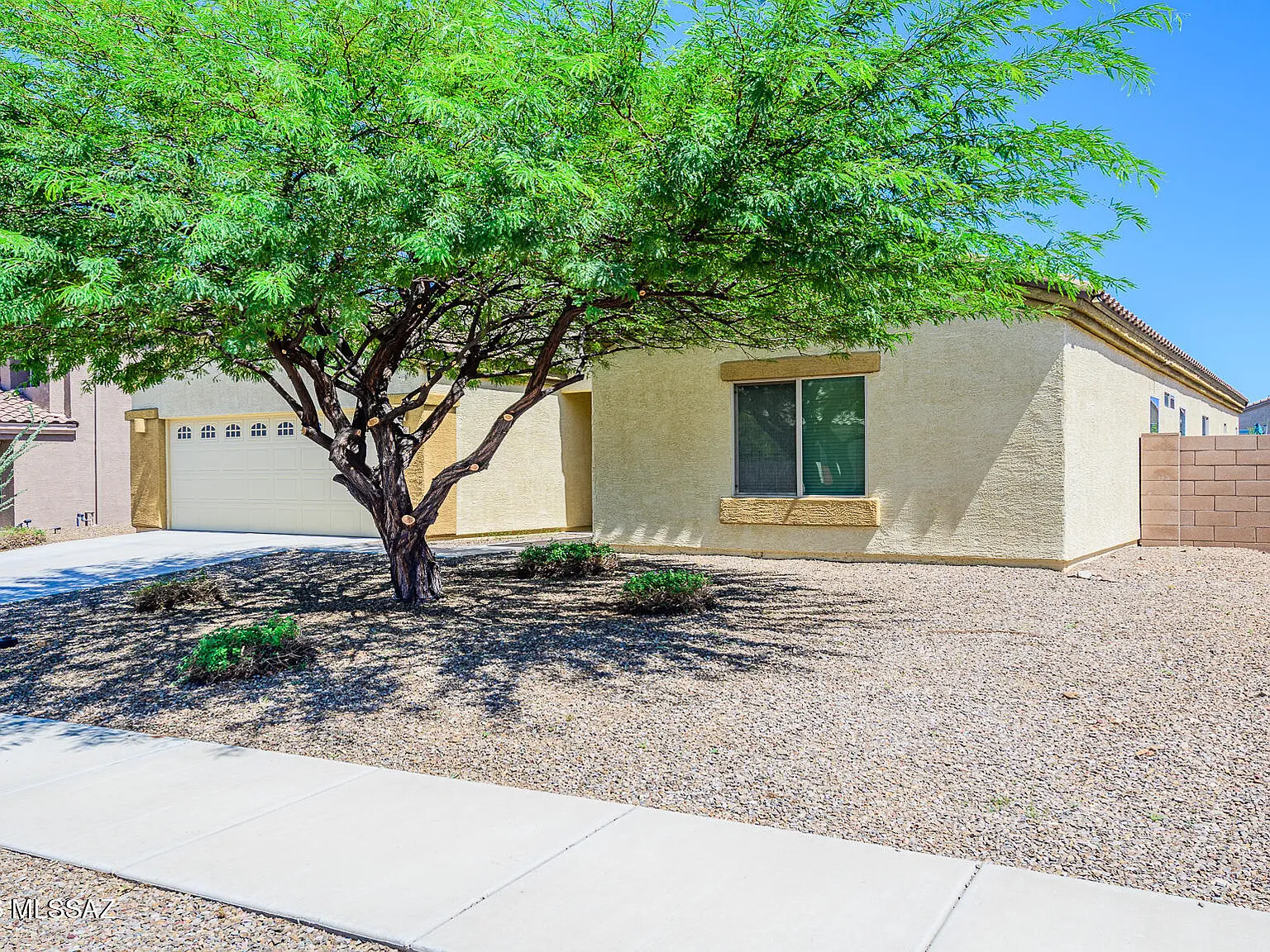 3 bed, 2.0 bath, 1954 sqft, $1,995 — Photo 3