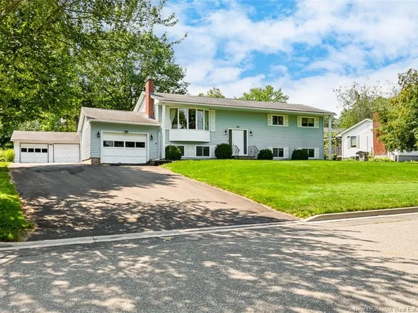 32 Tulip St, Fredericton, NB E3C 1L6