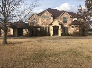2056 Willow Bend Dr, Oak Leaf, TX 75154