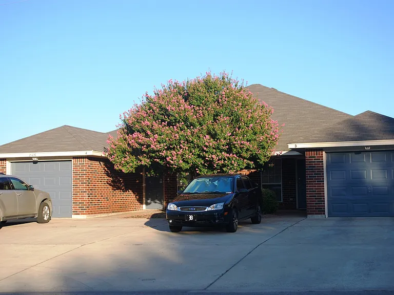 2204 Wildewood Dr — Photo 2