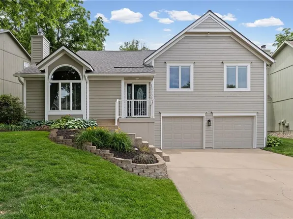 13206 S Fox Ridge Dr, Olathe, KS 66062