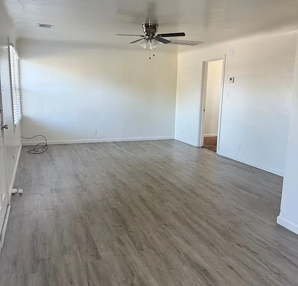 410 E San Joaquin Ave — Photo 3