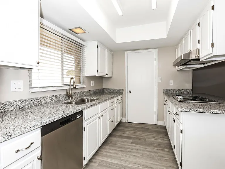 3430 S Oak St — Photo 3