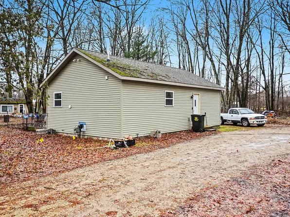 1147 S Bingham Ave, White Cloud, MI 49349