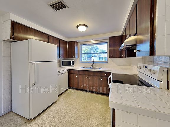 5th image of 2705 Regatta Dr
