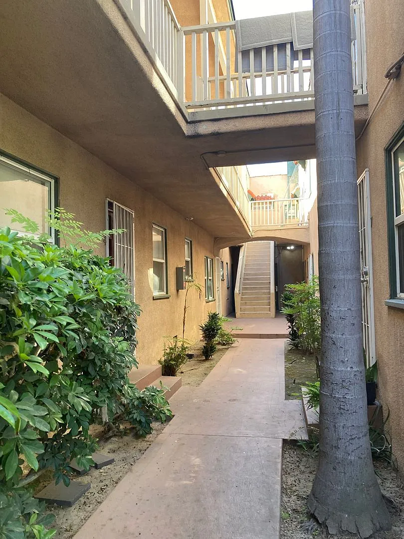 Building Photo - 715