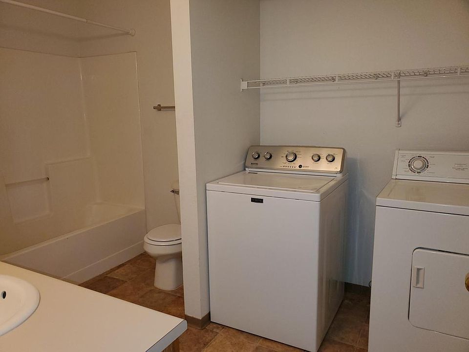 2nd image of 658 Paradise Pl APT 202