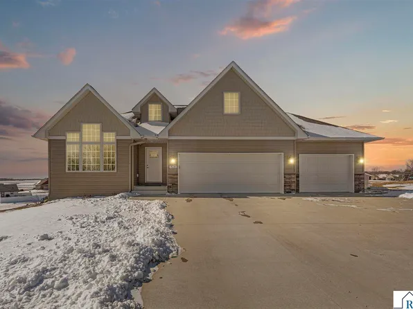 708 Maple Ln, Eagle Lake, MN 56024