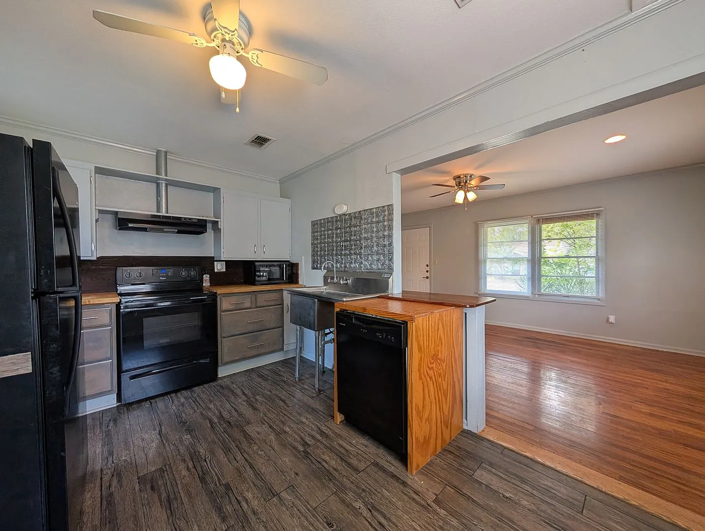 2/1 House With a Detached Garage / Garage Has Pool Table & Bathroom / Large Corner Lot / NBISD — Photo 4