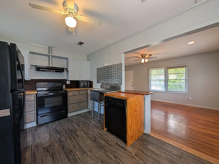 890 Josephine St — Photo 3