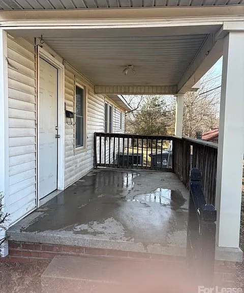 909 Grace Ave — Photo 2