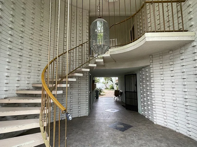 Carousel Apartments: Modern Living in the Heart of the Arcadia — Photo 2