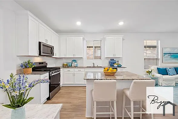 4 bed, $2,730 — Photo 1