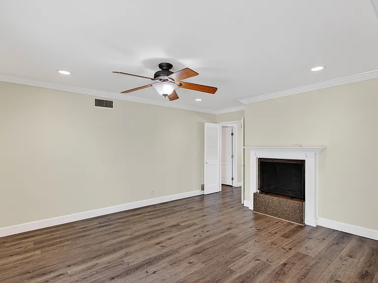 2940 Charles Ave — Photo 4