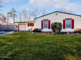 22 Baylor Dr, Farmingville, NY 11738