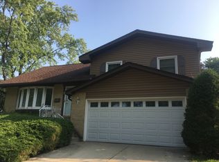 302 Hickory Ln, Schaumburg, IL 60193