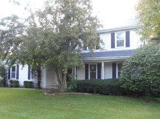 1155 Woodland Hills Rd, Batavia, IL 60510