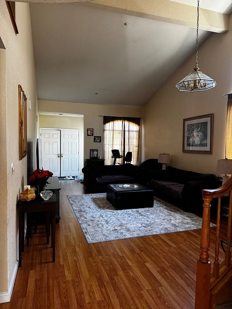 5 bed, 2356 sqft, $5,300 — Photo 4