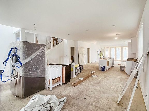 4th image of 1304 Olive St