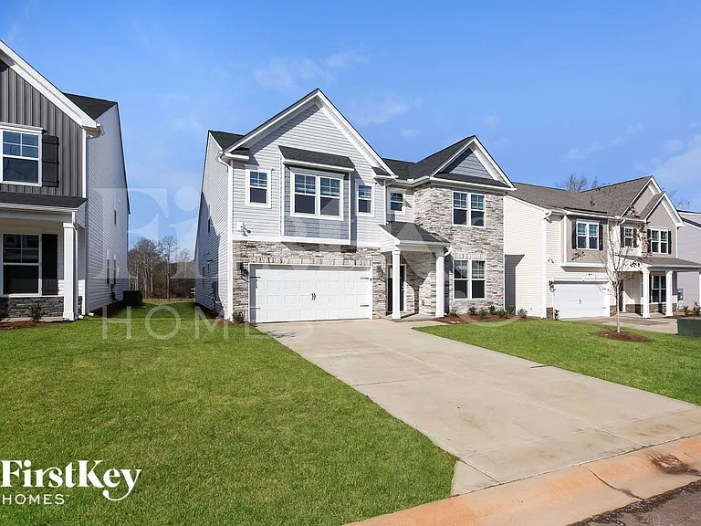 565 Hillpark Ln — Photo 2