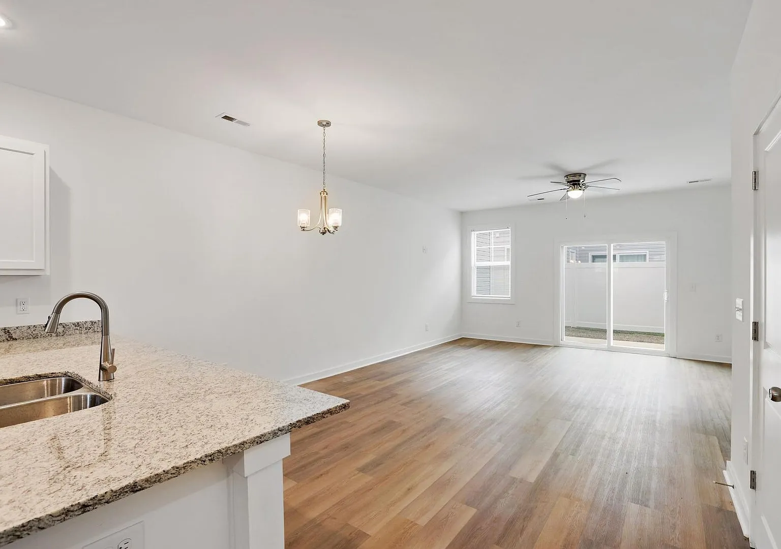 Large 3 story townhome near beach with community POOL and GYM! — Photo 2