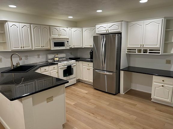 3rd image of 20D Tower Ln