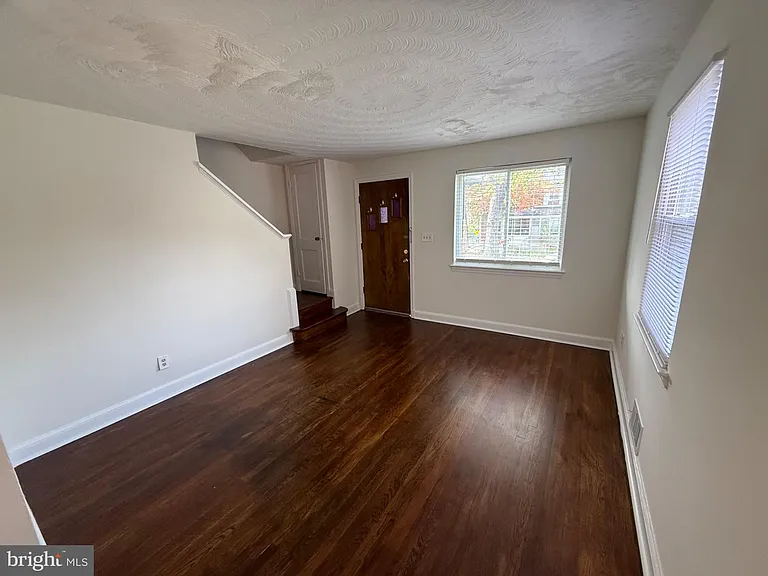 374 Chaplin St SE — Photo 15