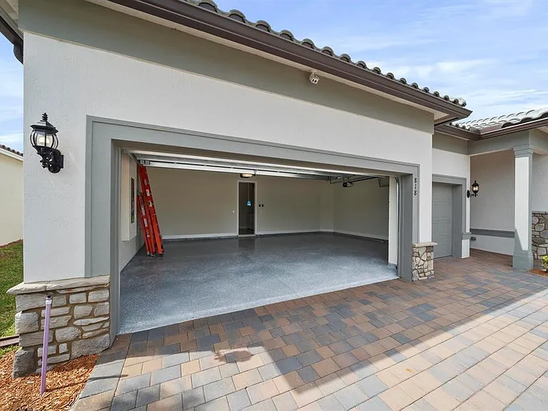 818 SE Courances Dr — Photo 33