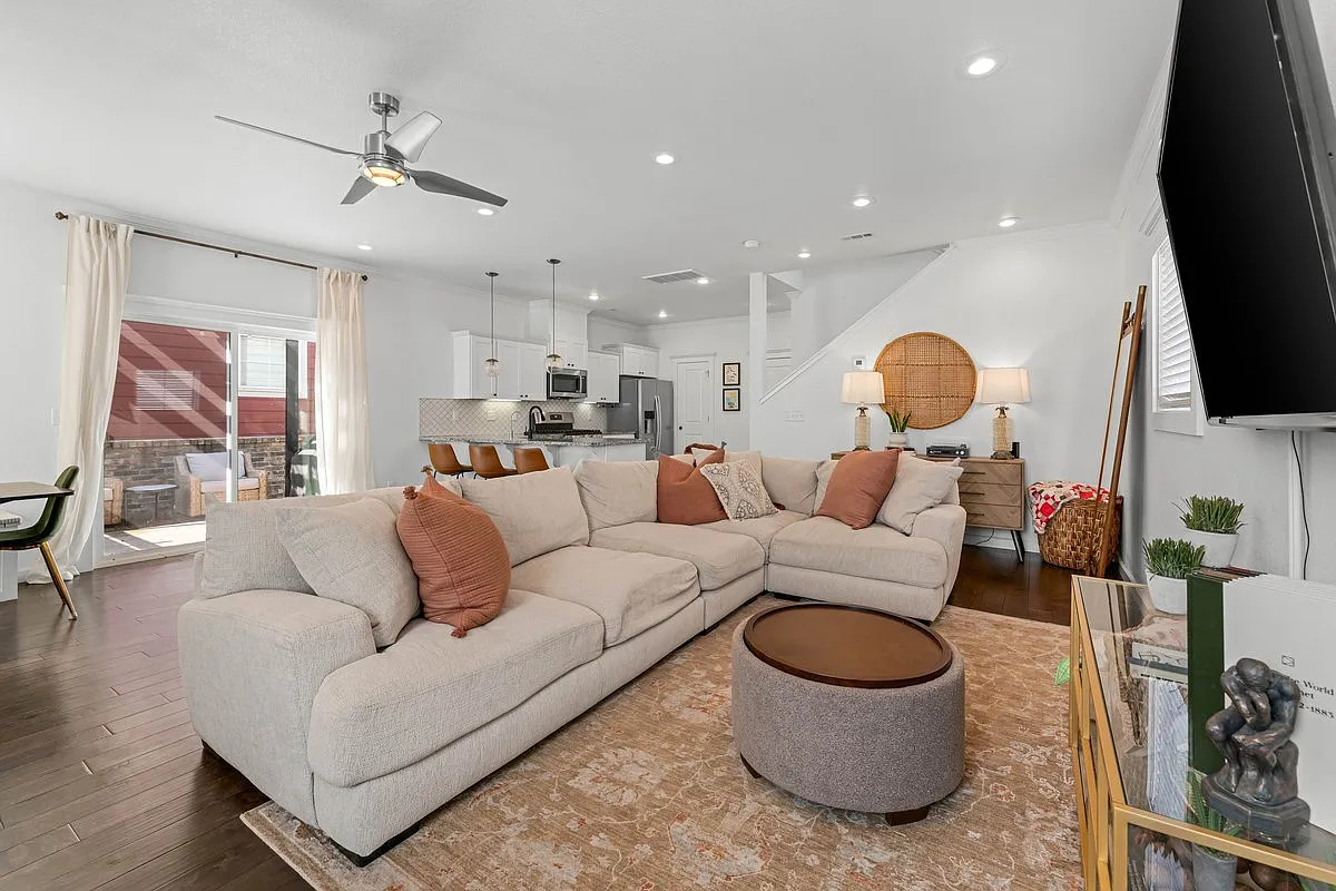 4 bed, 1918 sqft, $2,450 — Photo 3