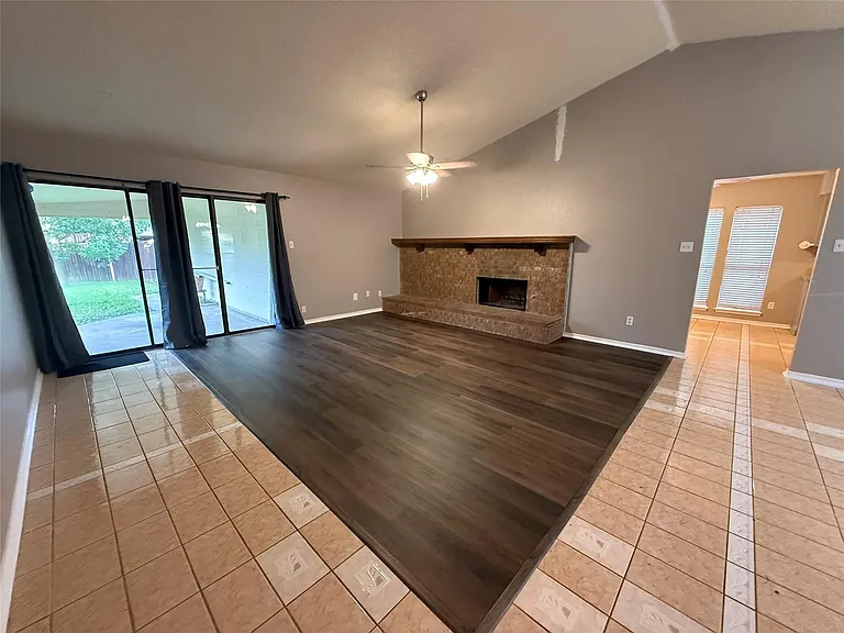 2834 Naples Dr — Photo 3