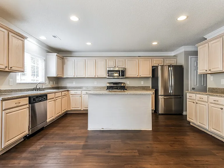 144 Georgetowne Dr — Photo 8