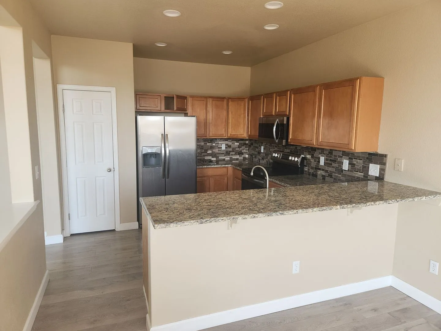 Fantastic, updated- 4 bedroom near base! — Photo 3