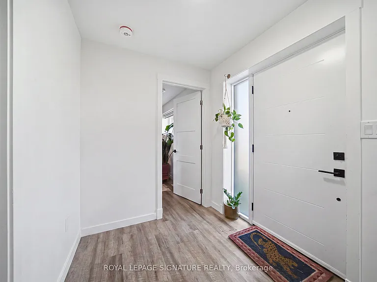 389R Leslie St S #SOUTH — Photo 13