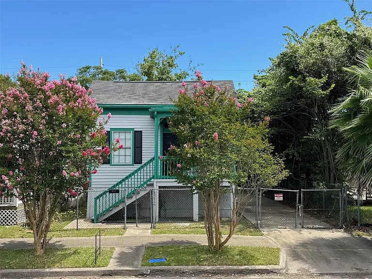3621 Winnie St — Photo 2